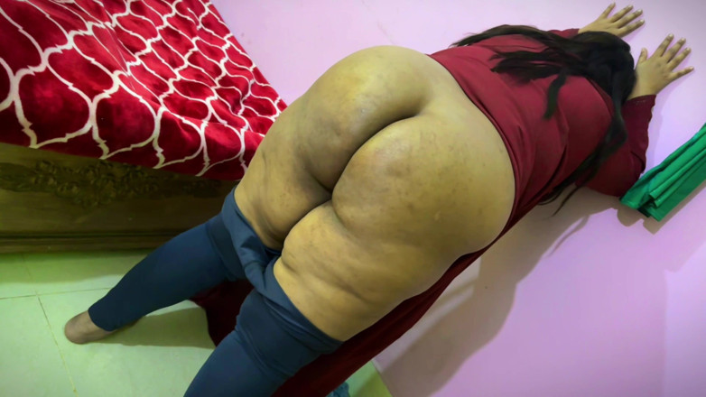 Your Boy's Cum: Mahasiswi muslim arab dengan toket besar lagi siap-siap sebelum pergi...