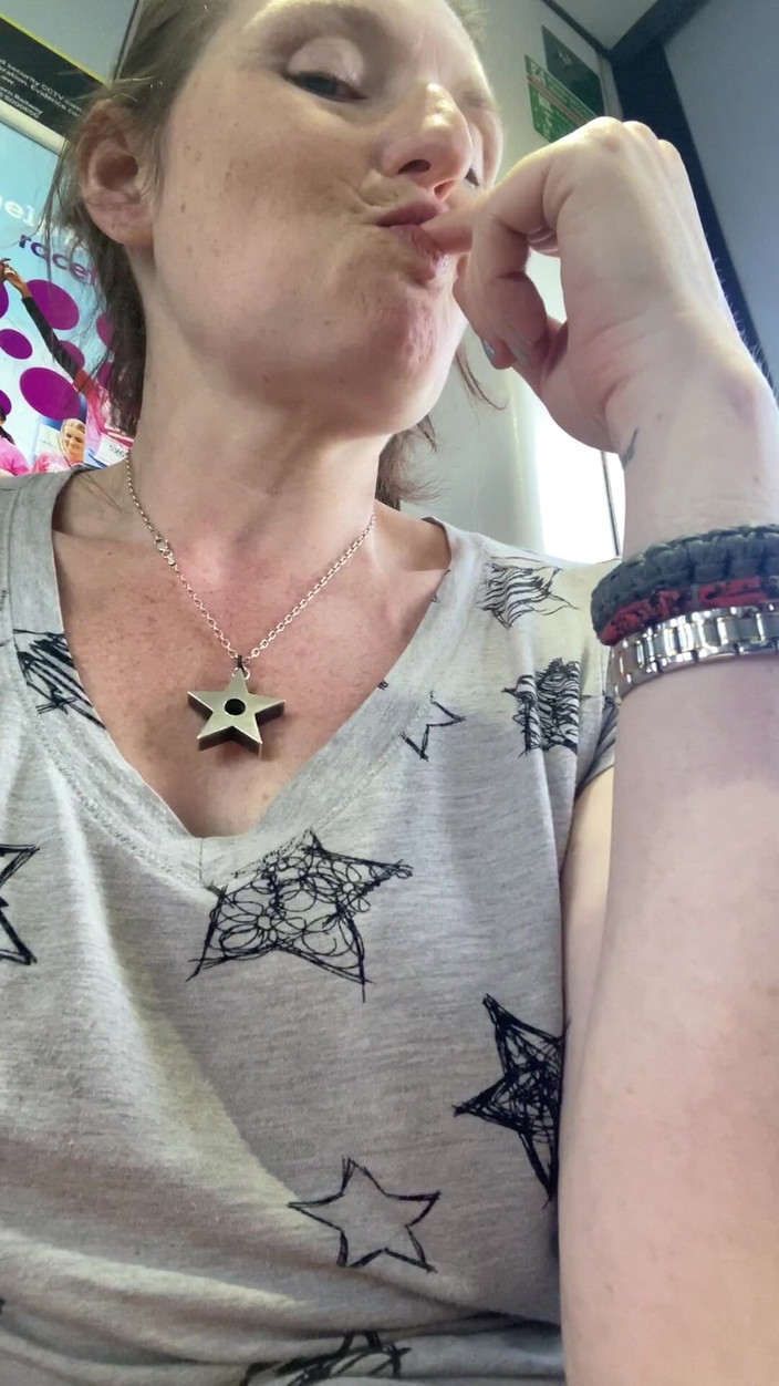MistressWriggler: Fitta Och Pubes Spela På Kollektivtrafik Gör Mina Fingrar Luktar...