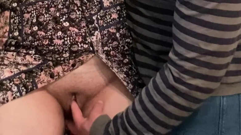 PriyaNaavya: Un inconnu se caresse la chatte dans le métro