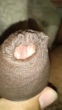 Tommhot: आदमी अपने बिस्तर में हस्तमैथुन कर रहा है