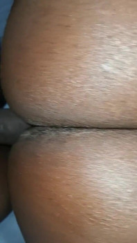 J’ai rebondie sur la plus grosse bite d’Afrique jusqu’à ce que j’éjacule en trois secondes