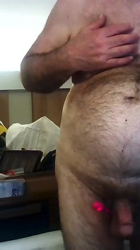 Treinador Karl Em pé e mostrando sua pele