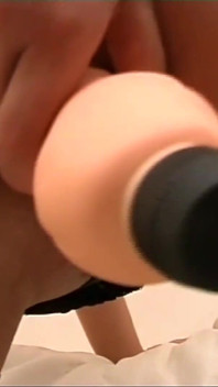 Maskierte MILF mit großen nippeln gefickt und von amateur-schwanz auf behaarte muschi abspritzen