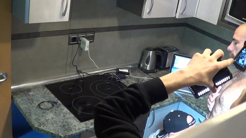 RAW PORN SPY CAM: Vídeo na cozinha jess usado cru por papai