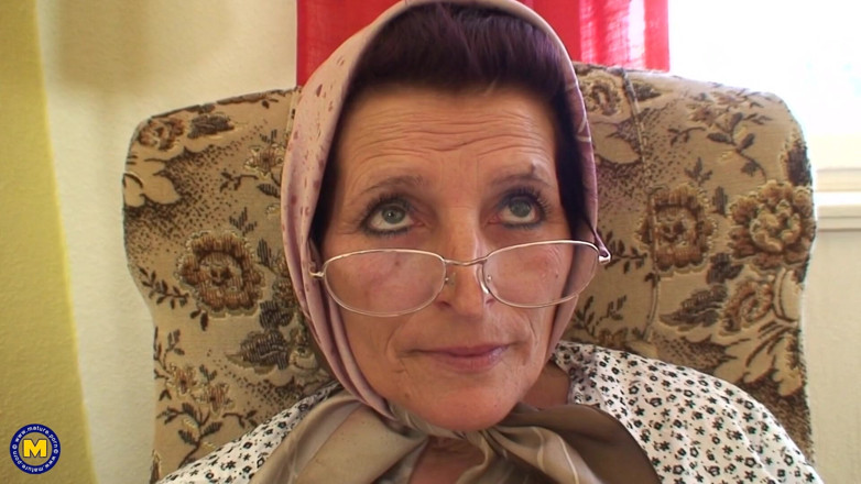 Mature NL: Babcia zostaje zerżnięta przez młodego sąsiada