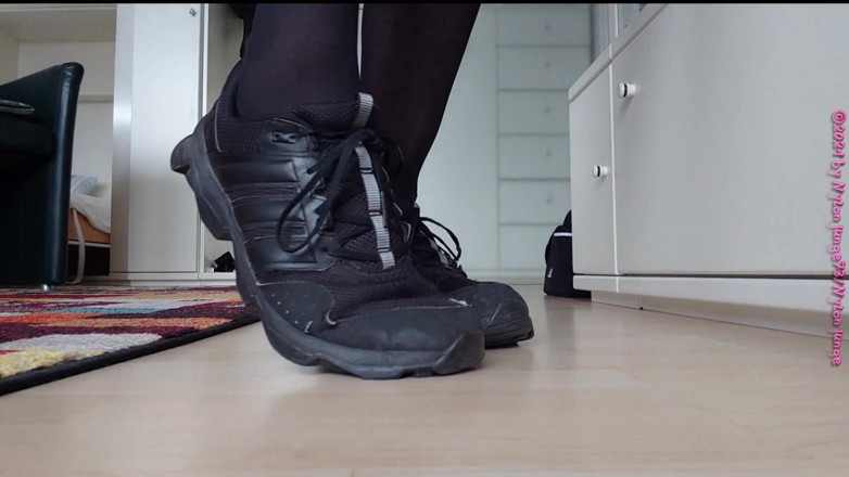 Carmen_Nylonjunge: 4 - Stylingplezier in het appartement op vakantie 2019 ** voetfetisj **