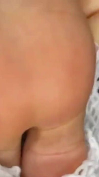 साँवली लड़की अपने सफेद फिशनेट में फ्रेंच पेडीक्योर के साथ अपने पैर दिखाती है