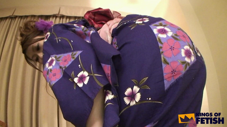 Pure Japanese adult video ( JAV): 男人用玩具满足日本灌木丛，然后把她深深地操在床上