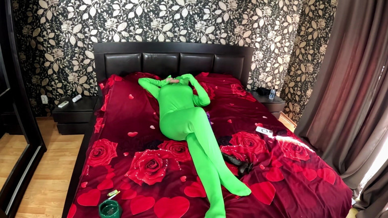 MilfyCalla: Joc complet cu jucării în înveliș zentai. Tachinare cu vibrator cu pulă...