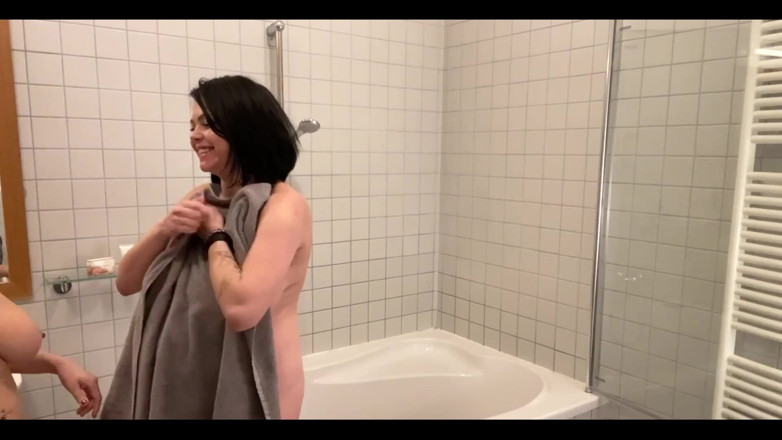 Shione Cooper: 9ヶ月目の撮影 Bathrtubeで胸の満ちゃったMILFスター、カテリーナ・ハートロヴァベリーと共にプレイとマスターベーション