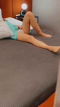 Napalona milf orgazm pod spódnicą w sypialni