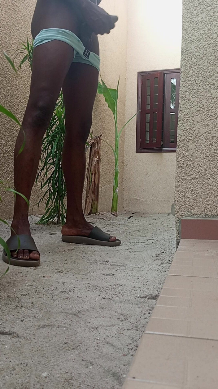 Dickass3x: 裏庭で自慰をしている