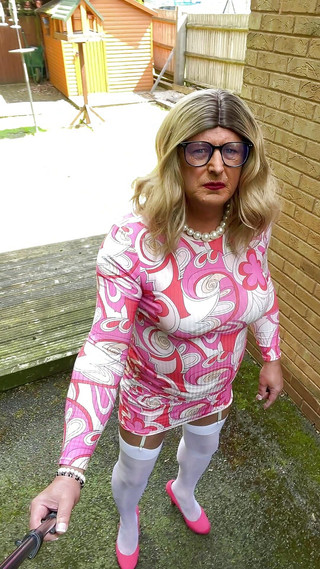 Kellycd2022: Amatérský crossdresser Kellycd2022 sexy milf znovu čůrá její kalhotky v sexy...