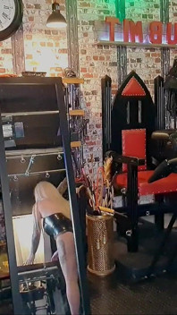 Slaveboys eerste zweepslagen in haar kerker