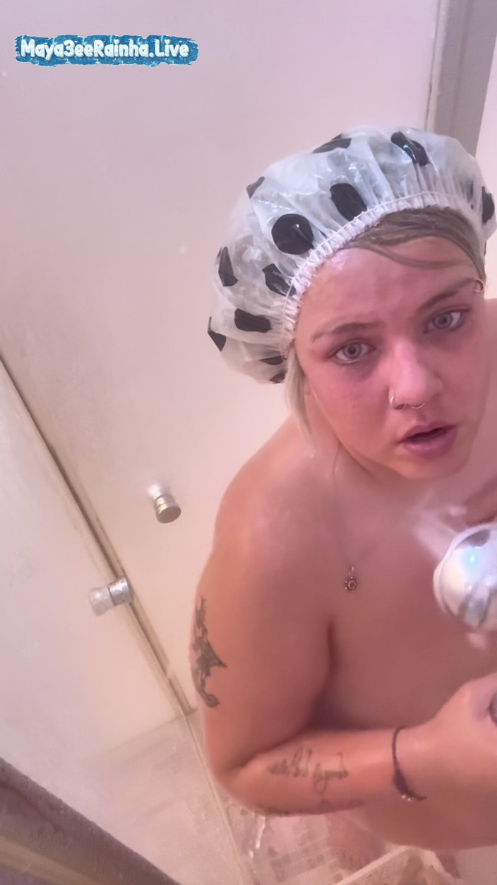Goddess Maya3ee Rainha: Hängende brasilianische bBW-MILF-göttin lackt in einer dampfenden dusche