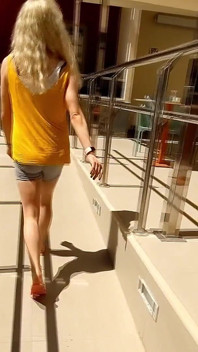 Ragazzo scopa trans nei suoi pantaloncini da yoga! Piena di sperma lei cammina nell'hotel vacanza!