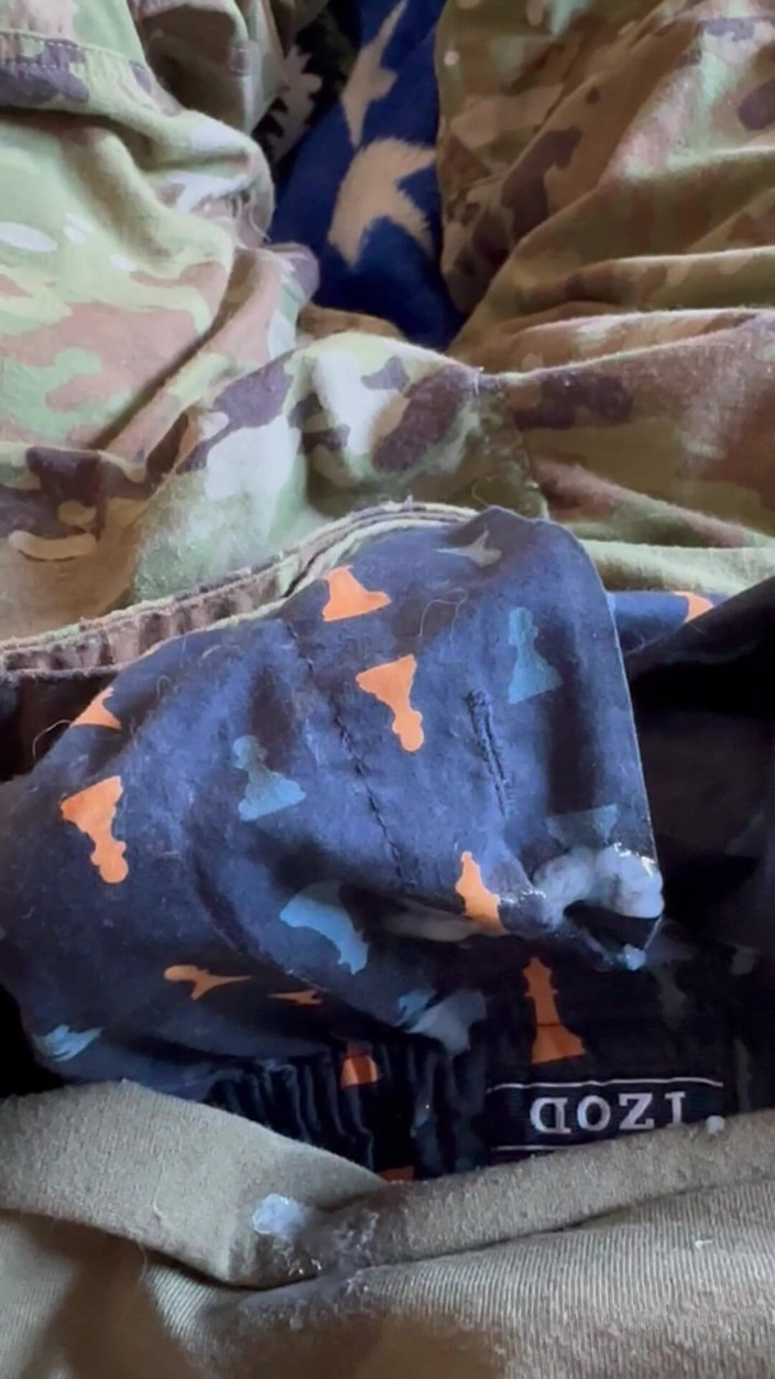 Gay Soldier Stuff: वर्दी में सेना के सैनिक झटके देते हैं और अपने सार्ज के बॉक्सर शॉर्ट्स पर मोटा वीर्य निकालते हैं!