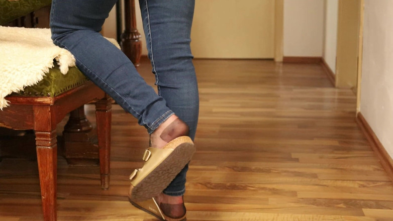 KimisWorld: Nylons &amp; Tight Jeans - Dangling in Classic Sandals
