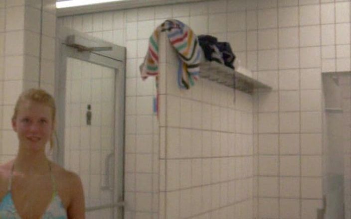 Blondehexe: Teeny Im Schwimmbad