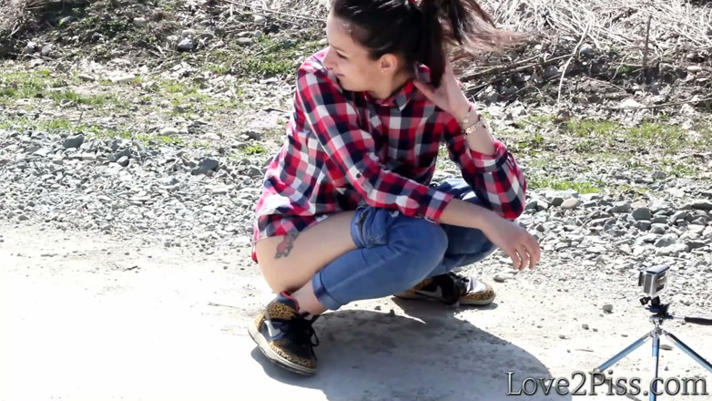 Love 2 Piss: Prepararsi a pisciare per strada