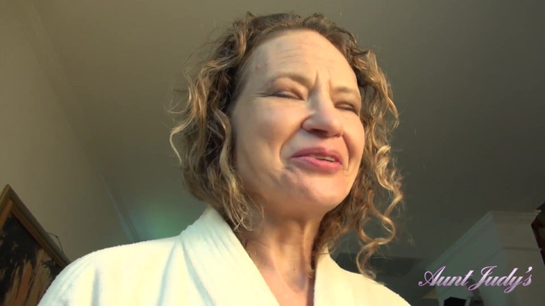 Aunt Judy's: Tu traviesa stepaunt Tia sabe que has estado viendo porno...