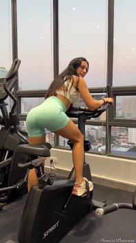Une brune à gros cul taquine dans une salle de sport