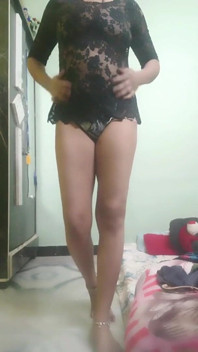 Gadis india dengan besar hitam lagi asik muasin memeknya pakai celana dalam transparan