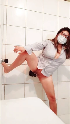 Bela modelo toma banho nua enquanto tenta inserir um grande consolo marrom grosso