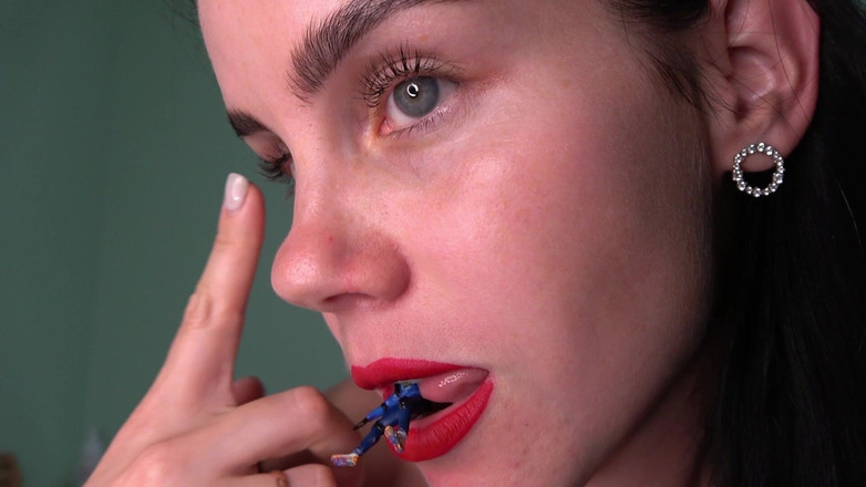 Anna Sky: Giantess Anna和一个小男人玩