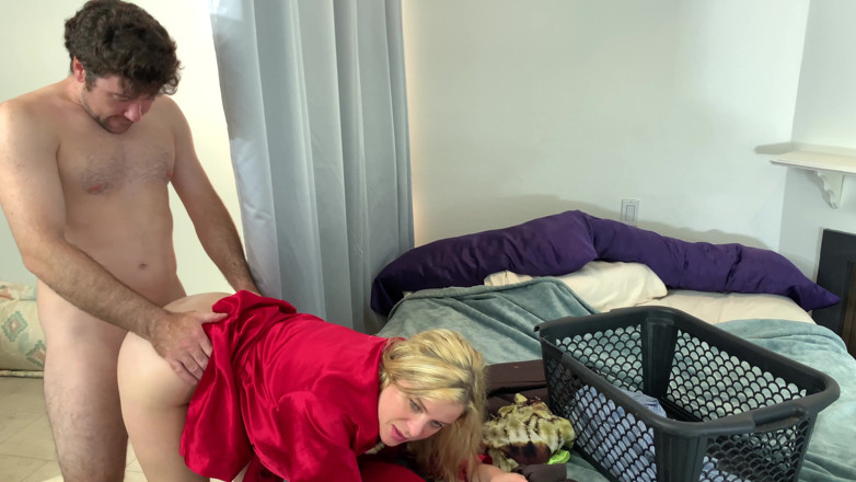 Erin Electra: Madrasta deixa seu enteado transar com ela enquanto dobra a...