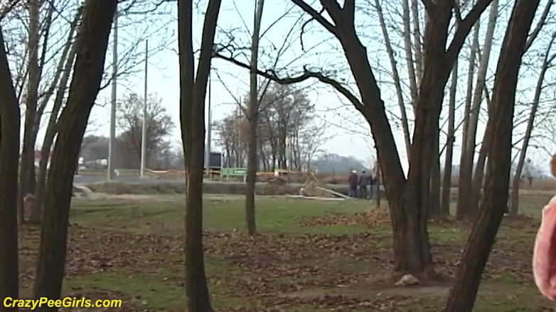 Crazy pee girls: Pelirroja esposa meando en al aire libre