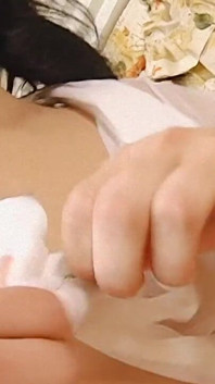 Il ragazzo cerca di sedurre la sorellastra trans della sua ragazza e scopre la sua sorpresa