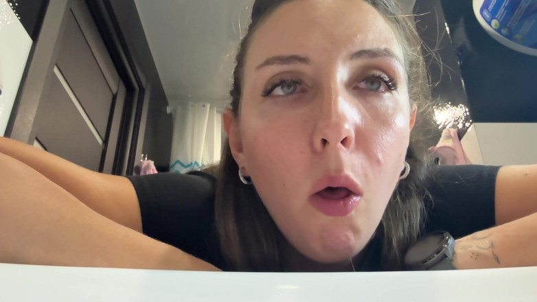 Hottie goddess: Obsession de crachats coquins en forme