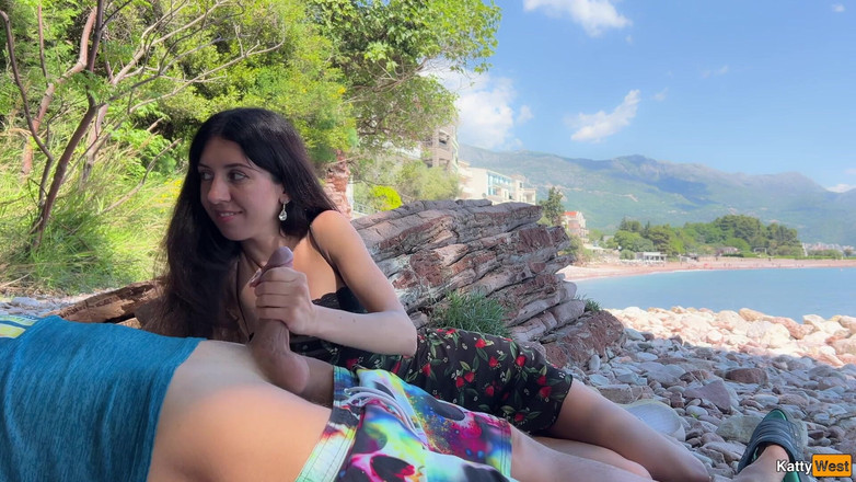 Katty West: समुद्र तट पर जोखिम भरा आउटडोर लंड दिखा रहा है - मैंने उसके लंड को अपने हाथ में लिया और वीर्य निकालने में उसकी मदद की