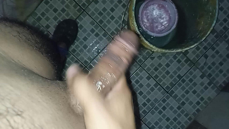 Cute boy jerks off: Guy Takes Pleasure in the Bath for His Wife to...
