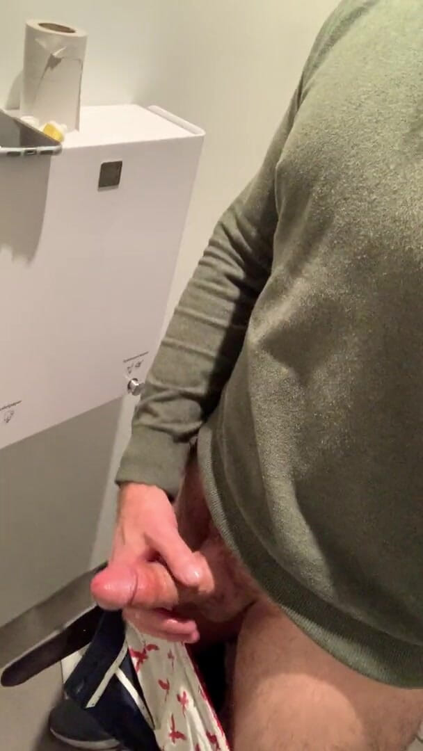 TJenner: Nadržená, tak jsem si honí v koupelně na letišti