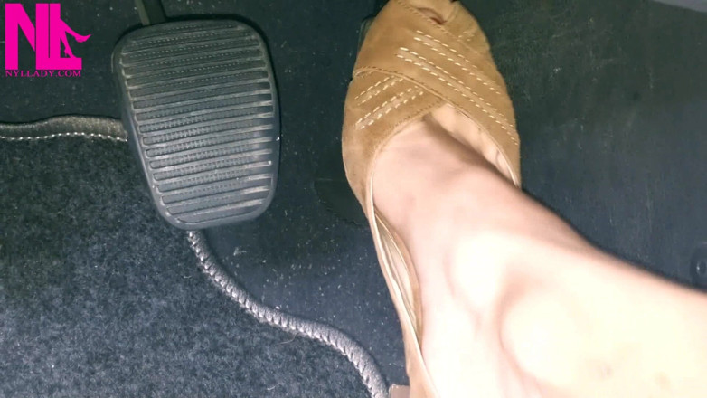 Nyllady: Revving e driving in light brown peeptoe sandals