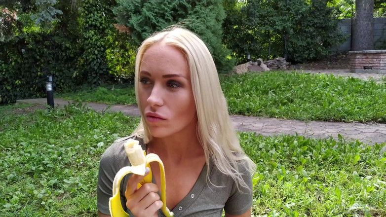 Immoral Live: Sora vitregă ia virginitatea fratelui ei vitreg