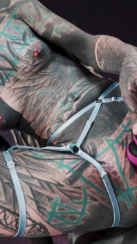 La ragazza alt con i piercing tatuata fa un pompino salivoso e si fa scopare in anale