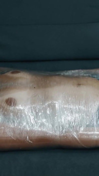 Mumifizierung mit Plastikverpackung, Kitzeln, Schmerzen und kontinuierlichen orgasmen