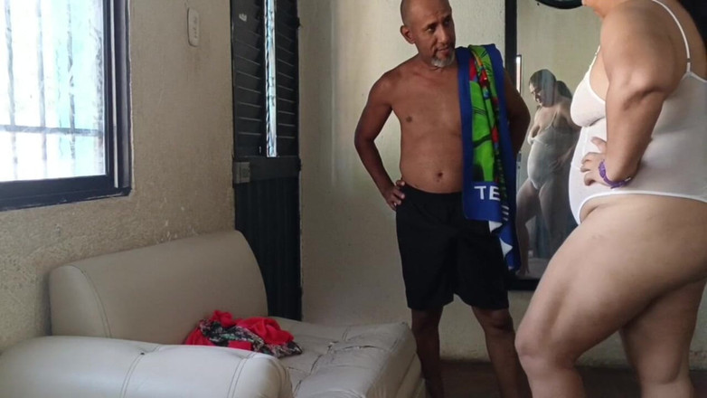 Adribella69: 当我丈夫不在家时，我去邻居家拿牛奶。