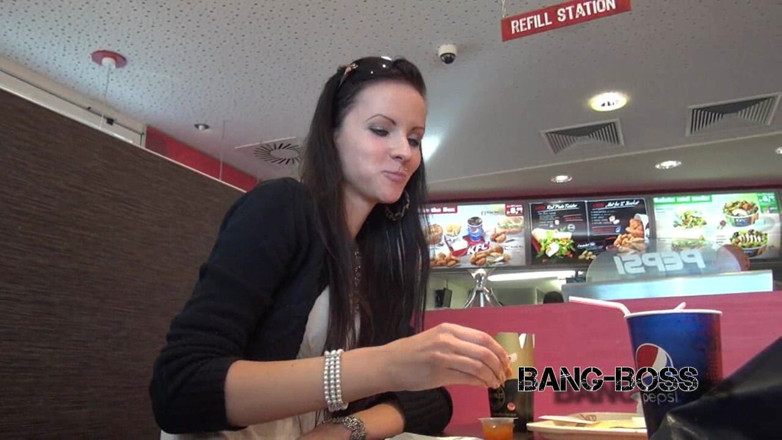 Bang-Boss: Model dikongkek dalam tandas Fastfood