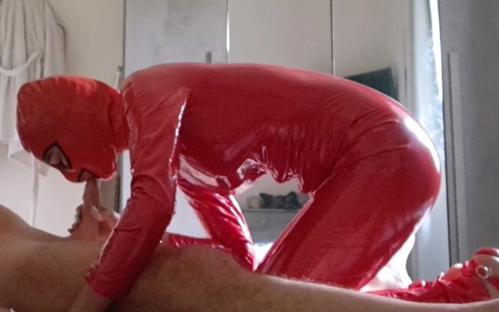 LauraOnHeels: MILF em macacão de látex faz boquete e engole porra