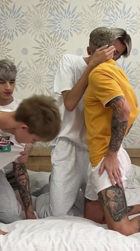 Táta s velkým čůrákem ošukal sladkou Twinks kameru