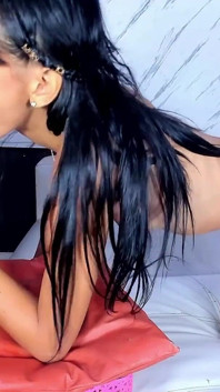 Mladá trojka vysokoškoláků dává této brunetce nejtvrdší hluboké šukání do krku