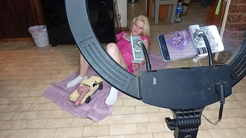 18blondteen: RC carwith dildo kongkek pepek blonde panas berumur 19 tahun