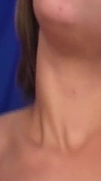 Bionda dilettante sedotta in una scena solista intima