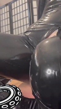 Unordentliches latex-ficken in schleim