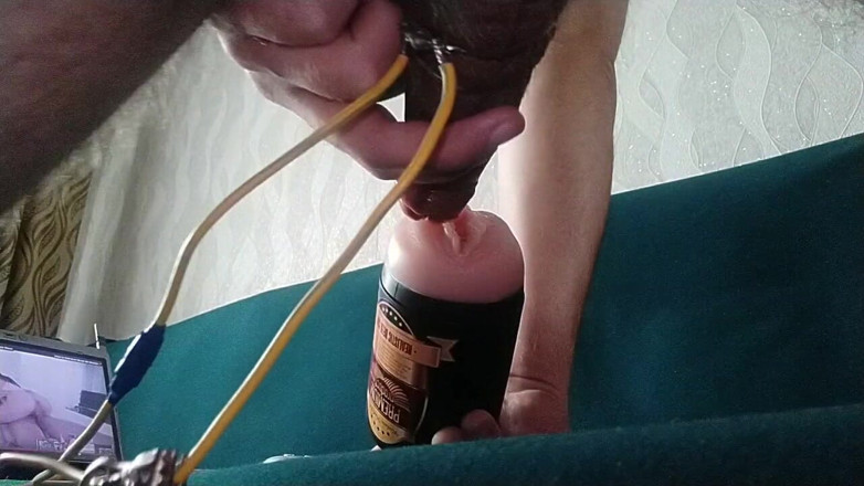 Hot guy solo: Yüksek sesli eşcinsel fleshlight'ını sikerken orgazm oluyor.