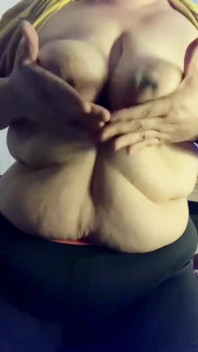 Bbwbootyful reiben und meine schlaffen möpse quetschen